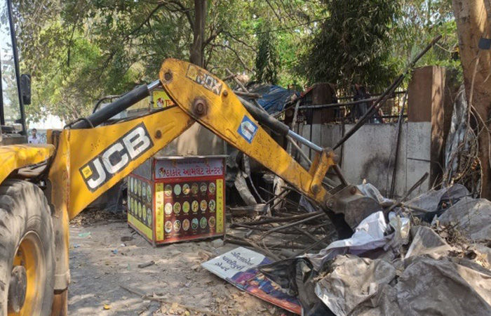 વિવિધ વિસ્તારોમાં દબાણો દૂર કરી બે ટ્રક સામાન જપ્ત કરાયો 2 - image