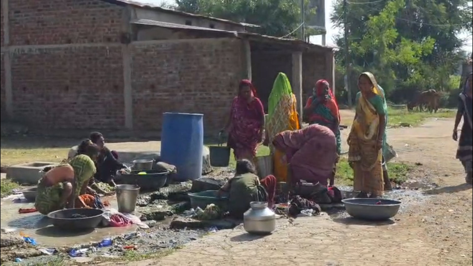 નલ સે છલ: નસવાડીના જેમલગઢમાં પાણીની ટાંકી અને નળ શોભાના ગાંઠિયા, જિલ્લાના અનેક ગામોની કફોડી હાલત 3 - image