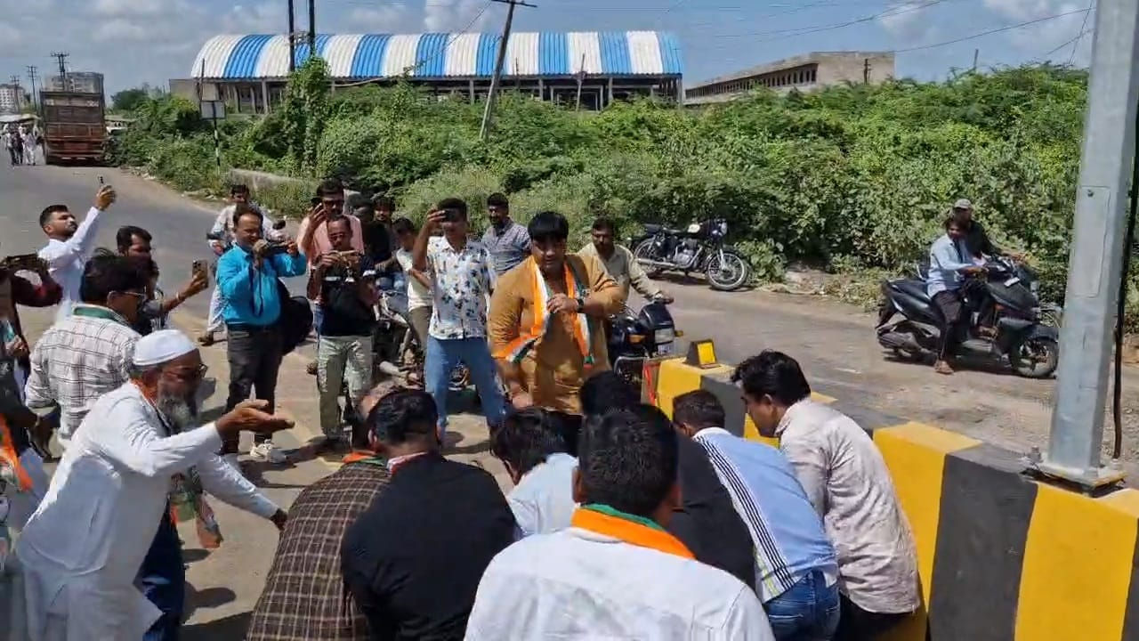 'આ પુલ પ્રજાના પૈસે બન્યો છે..' જામનગરમાં લોકાર્પણની રાહ જોતા હાપા બ્રિજનું કોંગ્રેસે કરી નાખ્યું લોકાર્પણ 3 - image