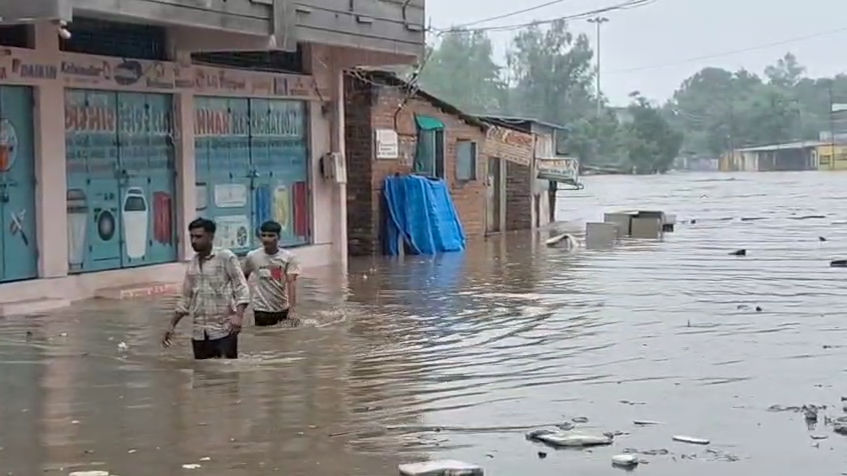 ગોધરામાં વરસાદી આફત: ઘરો અને દુકાનોમાં પાણી ઘૂસતા લોકોની હાલત કફોડી, તંત્ર સામે આક્રોશ 2 - image