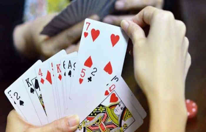 સુરત: મોટા વરાછામાં જુગારધામ ચલાવનાર દંપતી રૂા. 75 હજારની મત્તા સાથે ઝડપાયું | Couple running a gambling den in Mota Varachha for Rs Caught with the amount of 75 thousand