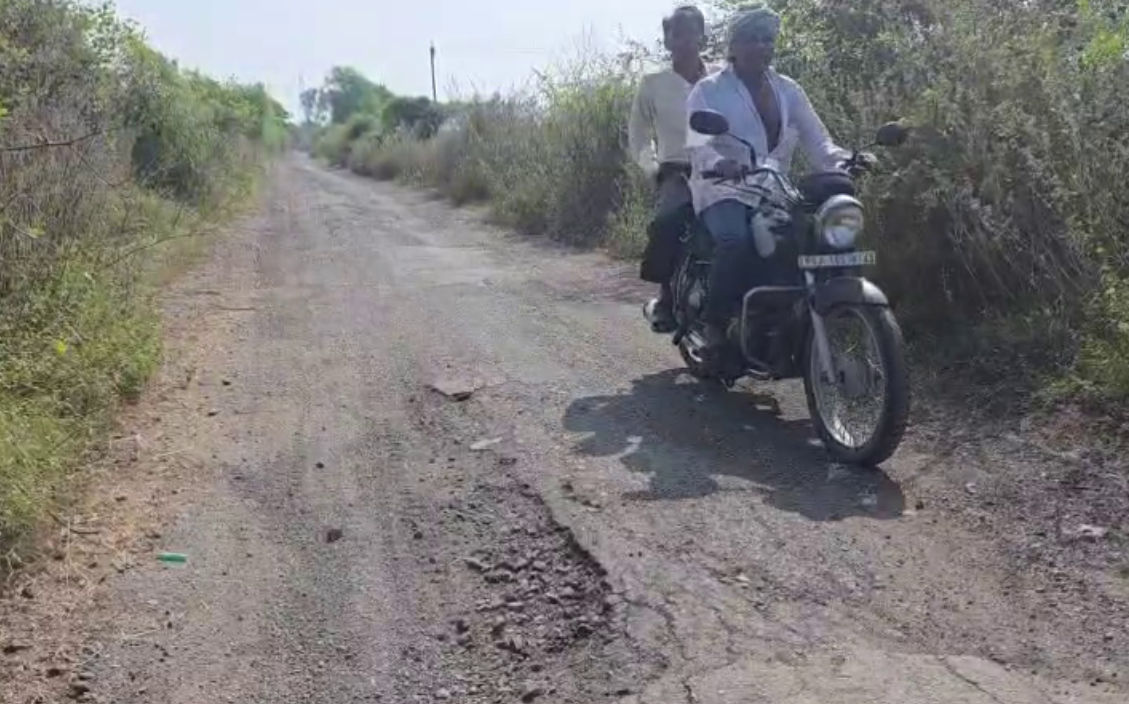 VIDEO | છોટાઉદેપુર: નસવાડીના પલસાણીથી ખંભાયતા ચોકડી સુધીના રોડ પર મોટા ખાડાથી અકસ્માતનો ભય, રાહદારીઓ પરેશાન 3 - image
