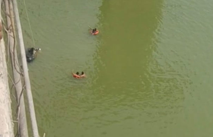 ગાંધીનગરમાં મોટો અકસ્માત: બ્રિજ પરથી રિક્ષા સાબરમતી નદીમાં ખાબકી, રિક્ષા ચાલકનું મોત 1 - image