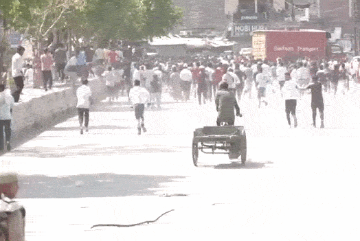 નોઇડામાં સતત બીજા દિવસે હિંસા, ઘરકામ કરતી મહિલાઓ પણ રસ્તા પર ઉતરી; સરકારને પાકિસ્તાન કનેક્શનની આશંકા 1 - image