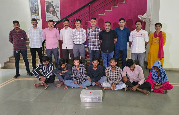 બોપલ ₹40 લાખની લૂંટનો ભેદ ઉકેલાયો: સાતની ધરપકડ, કામવાળીએ આપી હતી બાતમી 1 - image