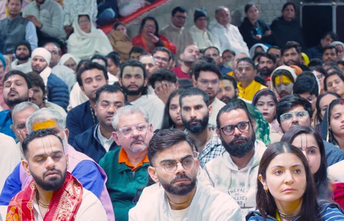 ફરી વૃંદાવન પહોંચ્યા વિરાટ કોહલી અને અનુષ્કા, ભક્તોની વચ્ચે જમીન પર બેસી સાંભળ્યો પ્રેમાનંદ મહારાજનો સત્સંગ 1 - image