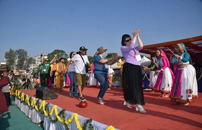 સુરતમાં જી-20ની ‘વસુધૈવ કુટુંબકમ’ થીમ આધારિત ‘આંતરરાષ્ટ્રીય પતંગ મહોત્સવ’ યોજાયો 5 - image