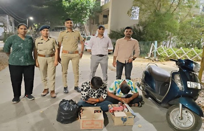 જામનગરમાં બાઈક પર ઇંગ્લિશ દારૂની હેરાફેરી કરી રહેલા બે કોલેજીયન વિદ્યાર્થી પકડાયા : રાજકોટના સપ્લાયરનું નામ ખુલ્યું 1 - image
