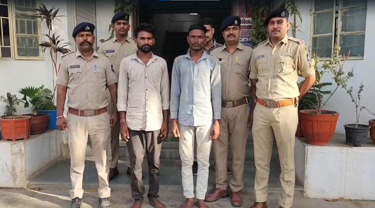 પંચમહાલ: ફુલેકું બાબતે બોલાચાલી, કાકાના દીકરાઓએ ત્રણ બાળકના પિતાને 'જાન'થી મારી નાખ્યો!, લગ્નના ગીતો રૂદનમાં ફેરવાયા 2 - image