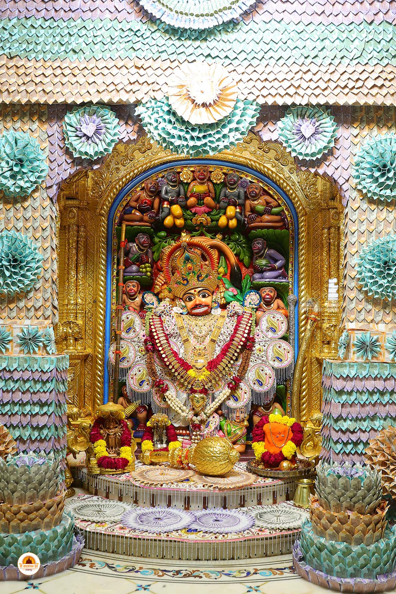 કારતક માસના પહેલાં શનિવારે સાળંગપુરમાં ભક્તોનું ઘોડાપૂર! ચલણી નોટોથી કરાયો 'દાદા'નો શણગાર 5 - image