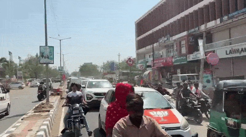 ગોધરા: ફોર્મ ભરવા માટે તો લક્ઝરી કારોનો મેળો જામ્યો, શું જીત્યા પછી જનતાની મદદ માટે પણ આ ગાડીઓ આમ જ દોડશે? 3 - image