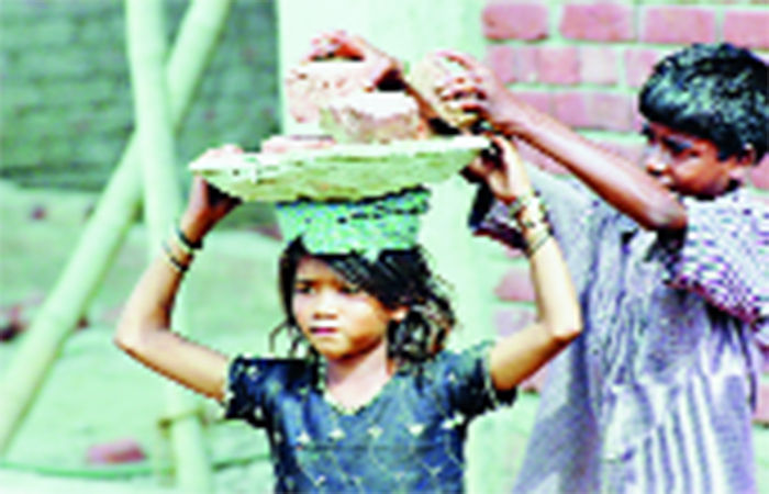 અકાળે મૂરઝાતું બાળધન . 1 - image