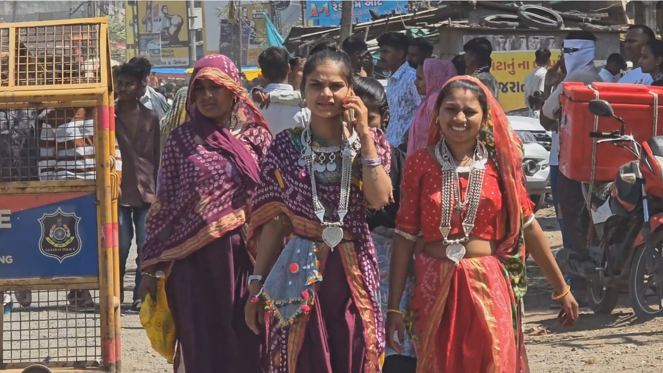 PHOTOS: છોટા ઉદેપુરના 'ગેરના મેળા'ની અદભૂત તસવીરો, જ્યાં રંગો વગર પણ આખું વાતાવરણ મેઘધનુષી લાગે 14 - image