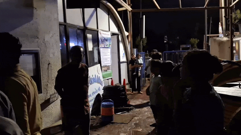 ત્રણ કલાક સુધી લાઇટો નહીં આવતા MGCVLની કારેલીબાગ ઓફિસ ખાતે લોકોનો મધરાતે હોબાળો 1 - image