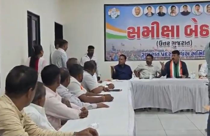 મહેસાણામાં કોંગ્રેસની સમીક્ષા બેઠકમાં IB અધિકારીઓ ઘૂસી જતાં ભારે હોબાળો, કોંગ્રેસનો ટોણો-'પોલીસ કેસરી ખેસ પહેરી લે' 1 - image