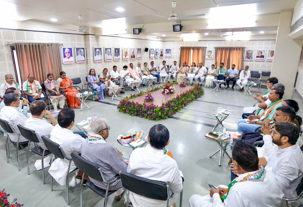 રાહુલ ગાંધીએ સિનિયર નેતાઓનો ઉધડો લીધો, કોંગ્રેસ કાર્યકર્તાઓએ કહ્યું શીર્ષ નેતૃત્વને કારણે ગુજરાતમાં પાર્ટીનું પતન 6 - image