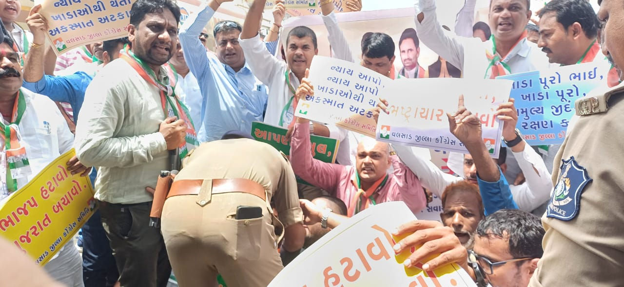 વલસાડમાં બિસ્માર હાઈવે પર અકસ્માતનો વણઝાર! કોંગ્રેસે રસ્તે ઉતરી દેખાવ કર્યો 2 - image