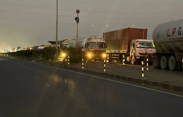 કચ્છના 4 ટોલનાકા સોમવાર સુધી ટોલ ફ્રી જાહેર, 'નો રોડ-નો ટોલ' આંદોલનની અસર, પેચવર્કનું કામ શરૂ 4 - image