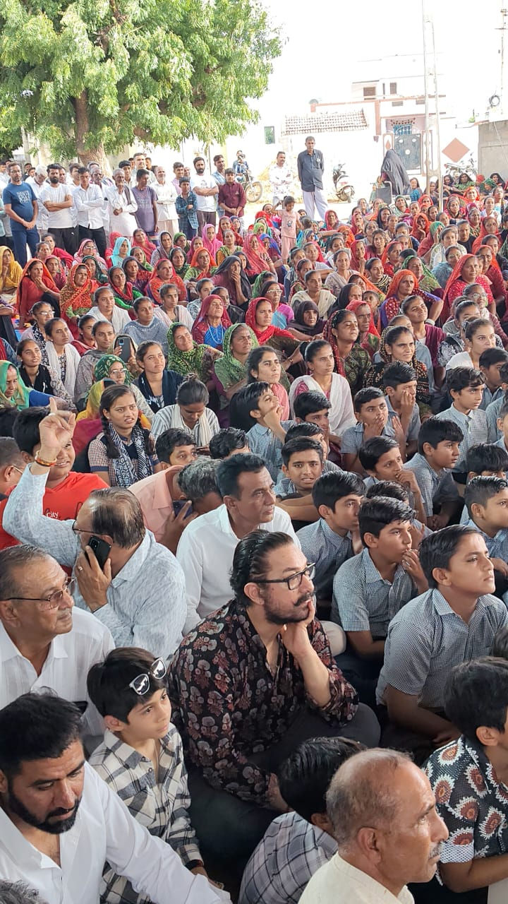 VIDEO: કચ્છના ગામડામાં પહોંચ્યા આમિર ખાન, પોતાની ફિલ્મ 'સિતારે જમીન પર' ગામલોકો સાથે બેસીને જોઈ 5 - image