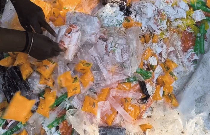 બાળકોને પેપ્સી ખવડાવતા પહેલા ચેતજો, સુરતમાંથી 1 હજારથી વધુનો અખાદ્ય પદાર્થ જથ્થો ઝડપાયો 1 - image