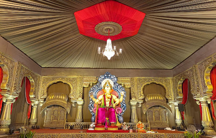 સુરતના કૈલાસ નગરમાં લાલ બાગના રાજાના મુર્તિકાર પાસે બનાવેલી આબેહૂબ પ્રતિમાની સ્થાપના 1 - image