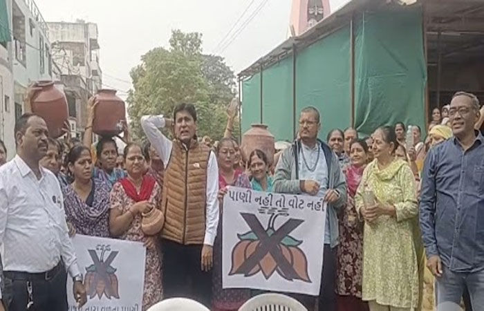 વડોદરામાં ગંદા પાણીના મુદ્દે રહીશોનો અનોખો વિરોધ : ભાજપ નેતા અને કમળના ચિન્હને જલાભિષેક, હોબાળો મચાવ્યો 1 - image