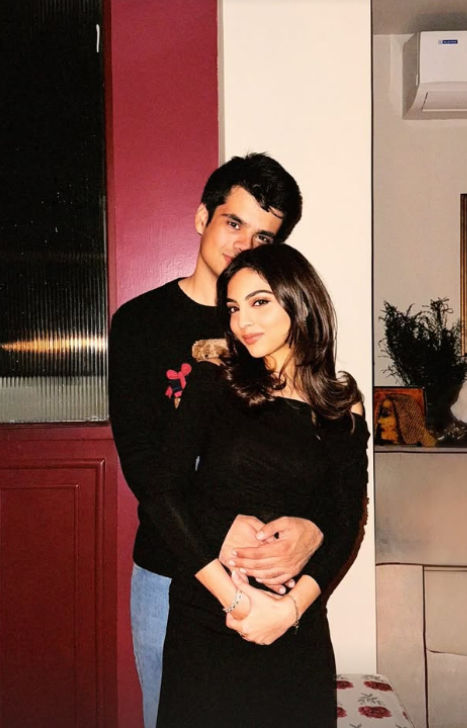 પ્રિયંકા ગાંધીના પુત્ર રેહાને ગર્લફ્રેન્ડ અવિવા સાથે કરી સગાઈ, જાણો કોણ છે વાડ્રા પરિવારની દુલ્હન 2 - image