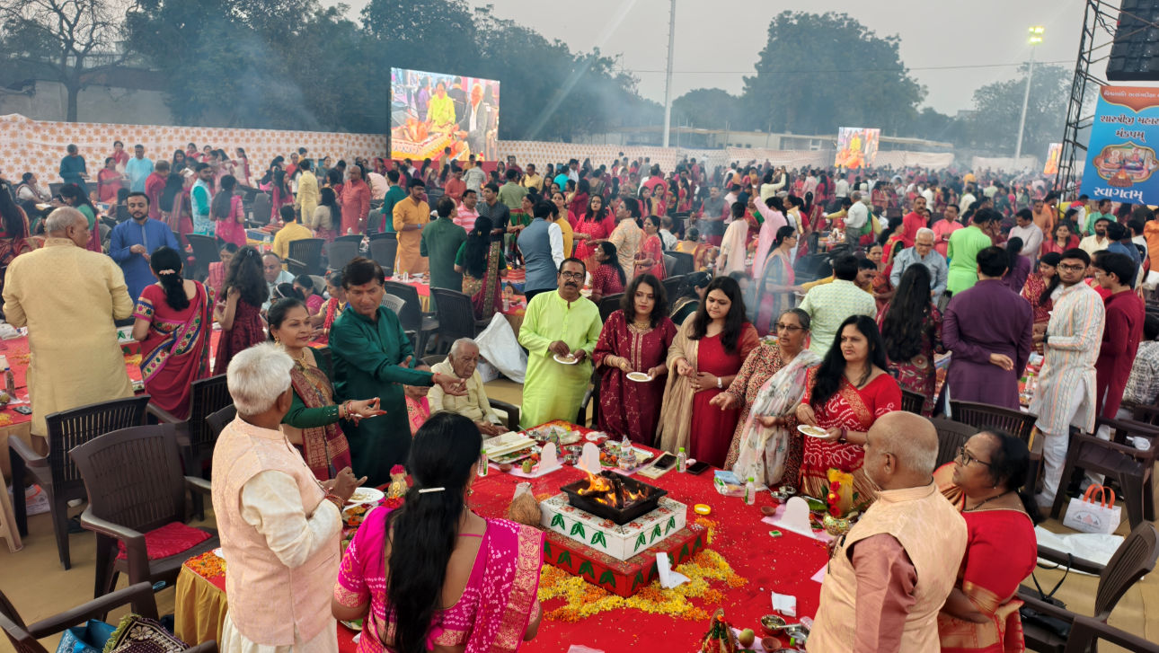 અમદાવાદમાં 12 હજાર હરિભક્તોએ કરી વિશ્વશાંતિની પ્રાર્થના, BAPS સ્વામિનારાયણ મંદિર ખાતે મહાયાગનું સમાપન 4 - image
