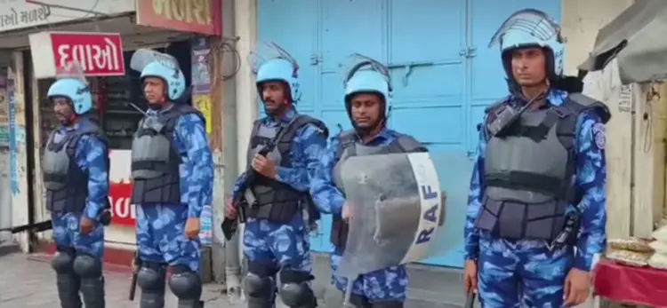 વડોદરાના જૂનીગઢીમાં પથ્થરમારો કરનારા 50 આરોપીઓને કોર્ટમાં રજૂ કરાયા, શહેરમાં ફોર્સ તૈનાત કરાઈ 3 - image