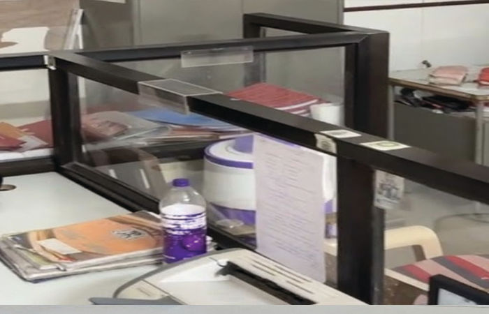 વડોદરા કોર્પોરેશનના અધિકારીઓ-કર્મચારીઓ સામુહિક રજા પર ઉતરતા ઓફિસો ખાલીખમ 1 - image