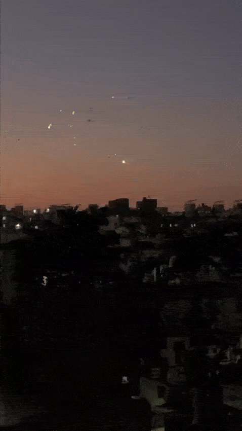 ઉત્તરાયણની સાંજનો આહલાદક નજારો: અમદાવાદીઓએ ધાબા પર ફટાકડા ફોડી, દિવાળી જેવો માહોલ સર્જાયો 3 - તસવીર