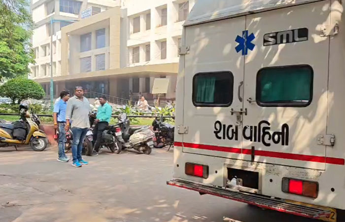 સુરતના વેસુમાં હૃદયદ્રાવક ઘટના: એક જ પરિવારના ત્રણ સભ્યોનો સામૂહિક આપઘાત 1 - image