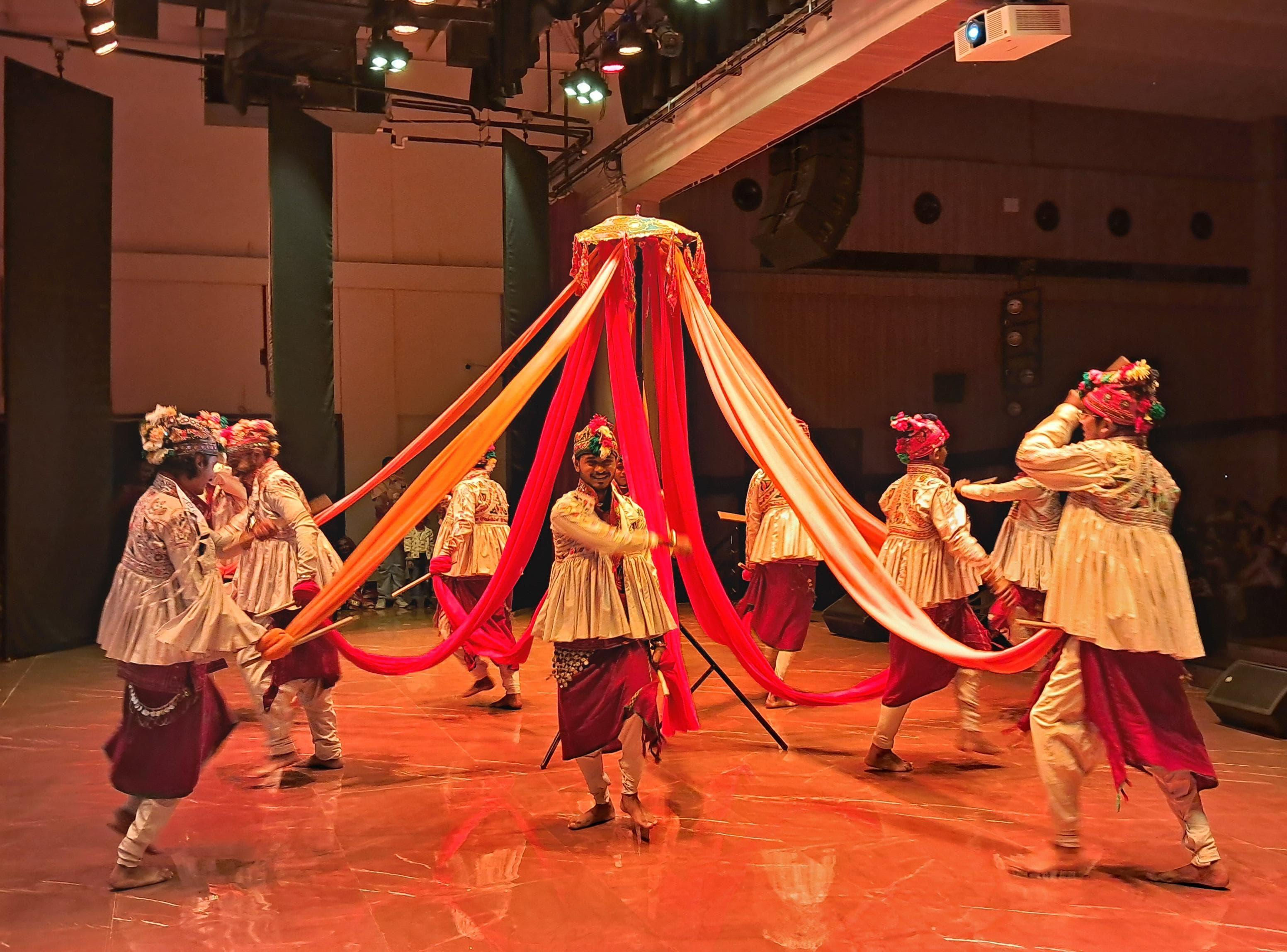 અમદાવાદમાં રાસ-ગરબાનો સંપૂર્ણ ઓથેન્ટિક શૉ 'ગરબા-રાસ તો બારેમાસ' યોજાયો, હુડો-પ્રાચીન ગરબો જેવી શૈલીઓને થઈ પ્રસ્તુતિ 3 - image