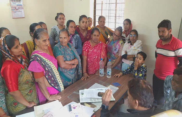 લખતરમાં કુંભાર શેરીની મહિલાઓનો તાલુકા પંચાયત કચેરીમાં હલ્લાબોલ 1 - image