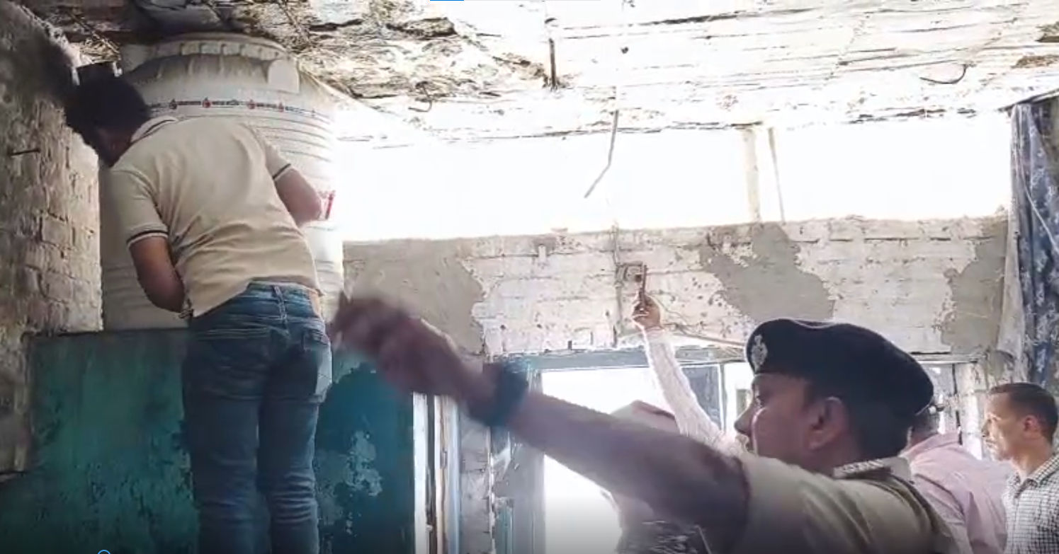 ગોધરામાં રાયોટિંગ કેસના આરોપી ઝાકીર ઝભ્ભાના ઘરે પોલીસ તપાસ છતાં ન મળ્યો મોબાઈલ, શું પુરાવાનો નાશ કરાયો? 2 - image