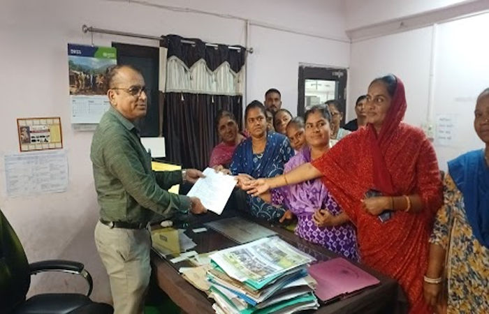 જામનગર મહાનગરપાલિકાની કચેરીના પટાંગણમાં આશા વર્કર બહેનોના સુત્રોચ્ચાર : આરોગ્ય અધિકારીને આવેદન આપ્યું 2 - image