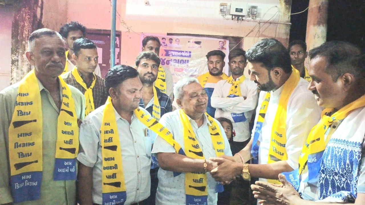 ગુજરાતમાં રાજકીય ગરમાવો: 500થી વધુ લોકો આપમાં જોડાયા, ભાજપ-કોંગ્રેસને ફટકો 2 - image