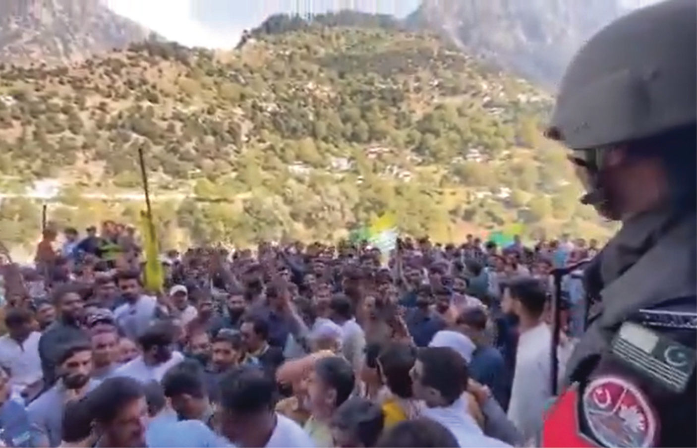 પાકિસ્તાનમાં હિંસા, અનેક જિલ્લાઓમાં ભારે દેખાવો, બેના મોત, પોલીસ જવાનોને બંધક બનાવાયા 1 - image