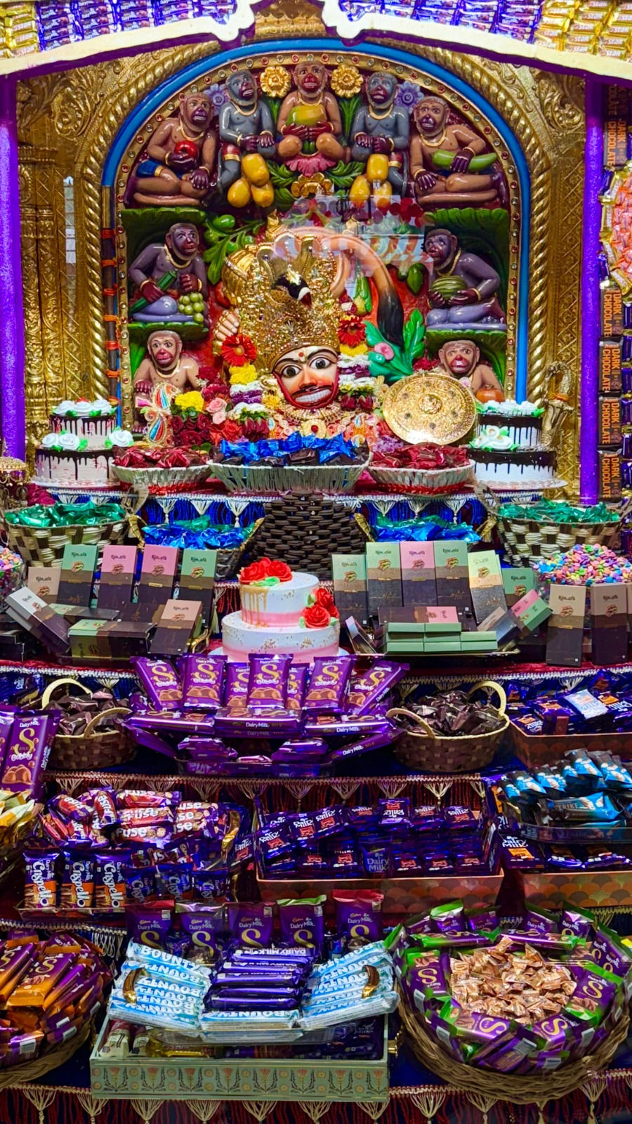 શ્રાવણ માસની અમાસે શ્રીકષ્ટભંજન દેવ હનુમાનજી દાદાને 1 હજાર કિલોથી વધારે ચોકલેટનો શણગાર 4 - image