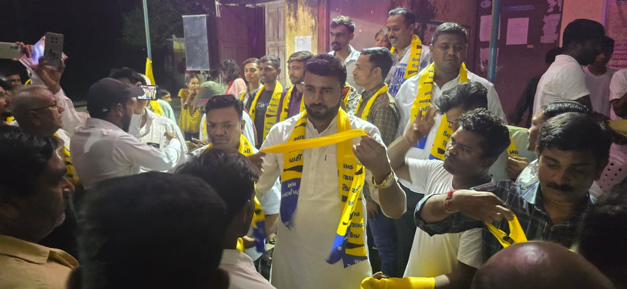 ગુજરાતમાં રાજકીય ગરમાવો: 500થી વધુ લોકો આપમાં જોડાયા, ભાજપ-કોંગ્રેસને ફટકો 3 - image
