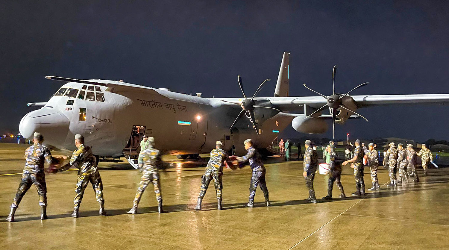 ઓપરેશન સાગરબંધુ: દિતવાહ વાવાઝોડાથી પ્રભાવિત શ્રીલંકાની મદદ માટે ભારતે મોકલ્યા 2 ચેતક હેલિકોપ્ટર 6 - image