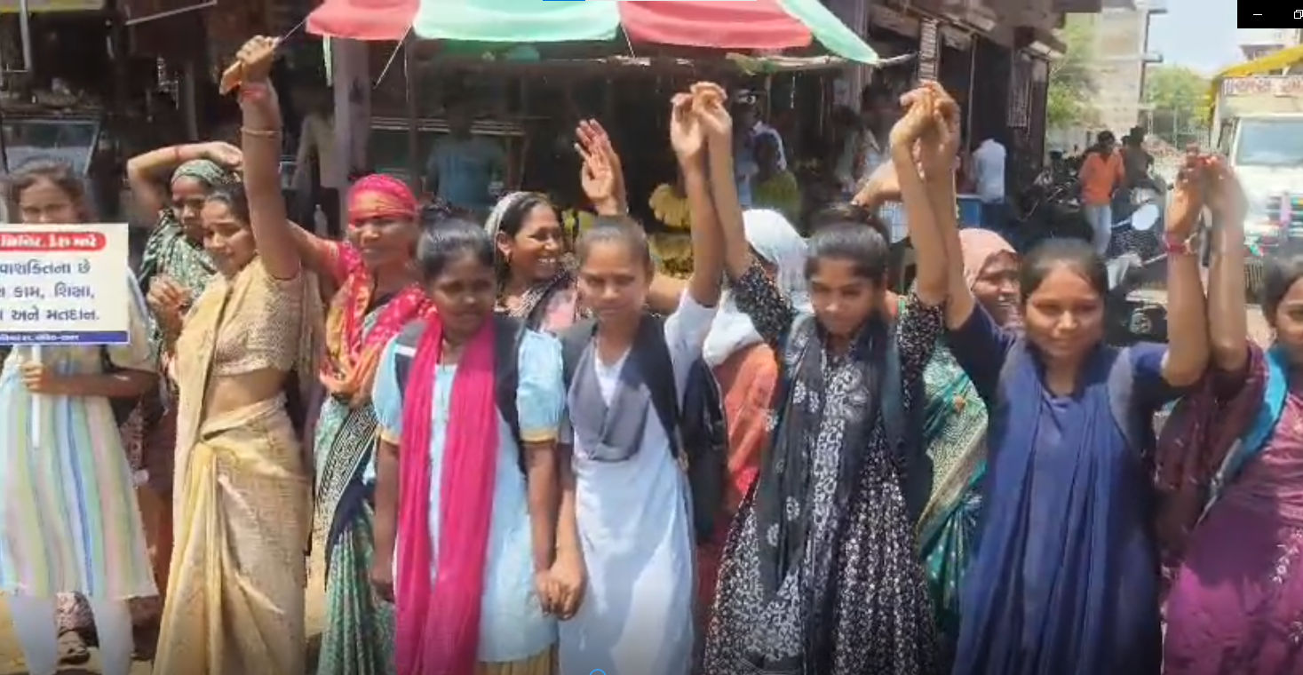 છોટા ઉદેપુર: ઉમેદવારોને લોકોના બહિષ્કારનો ભય, તંત્રને 'વોટિંગ' ઘટવાનો ડર! ભોગ બન્યા શાળાના બાળકો 3 - image