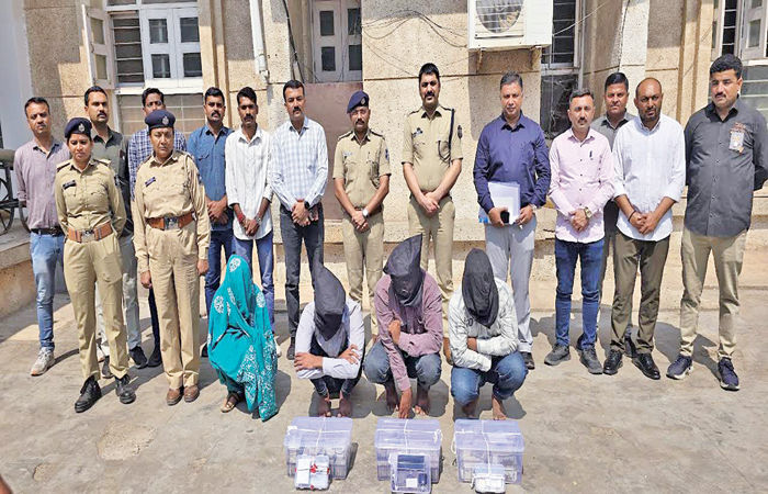 સાણંદના શખ્સને હની ટ્રેપમાં ફસાવનાર 4 આરોપીના 5 દિવસના રિમાન્ડ 1 - image