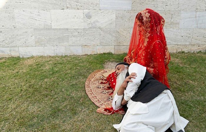 VIDEO: 70 વર્ષના વૃદ્ધ દુલ્હા બન્યા, 22 વર્ષની યુવતી સાથે કર્યા લગ્ન, પાકિસ્તાનની આ જોડી વાઈરલ 1 - image