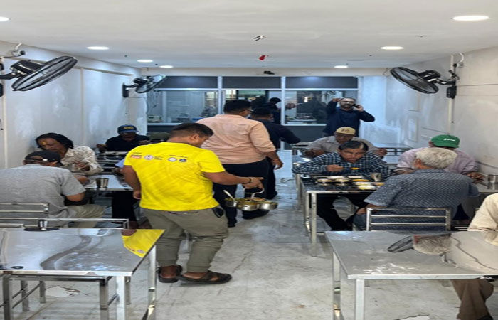 રાજકોટના નિરાધાર વડીલોને રોજ 2 ટંક ફ્રી ભોજન આપતું રસોડું ખુલ્યું 1 - image
