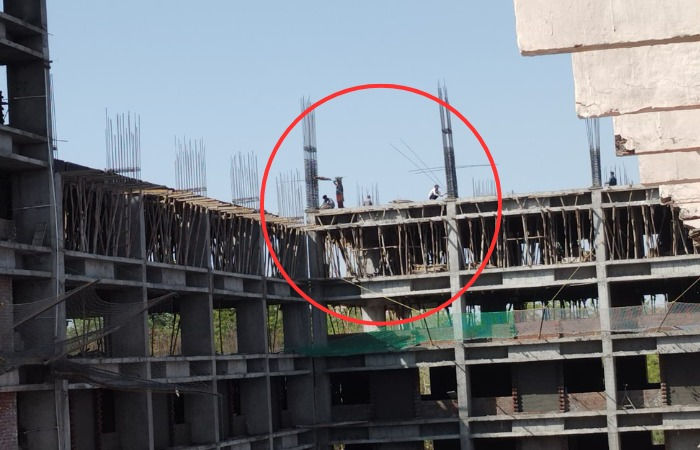 Labourers work under scorching heat in Gandhinagar despite govt order