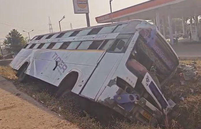સુરેન્દ્રનગર: સાયલા-ચોટીલા હાઈવે પર ખાનગી બસ પલટી, 15થી વધુ મુસાફરો ઈજાગ્રસ્ત 1 - image