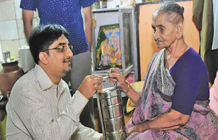 અન્યોની પીડામાં દુ:ખ અનુભવે તે છે સજ્જન                           .