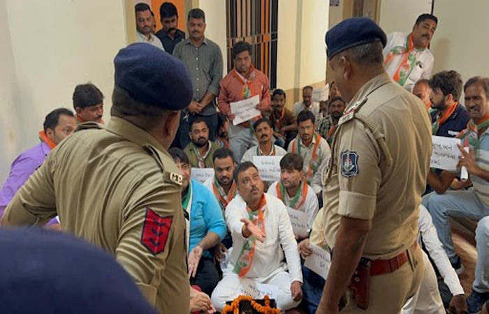 જામનગરમાં કોંગ્રેસનો પાલિકા કચેરીમાં નવતર વિરોધ : ભાજપના રાજમાં ભ્રષ્ટાચાર નાબૂદ કરવા માટે હવન કરી આહુતી આપી 2 - image