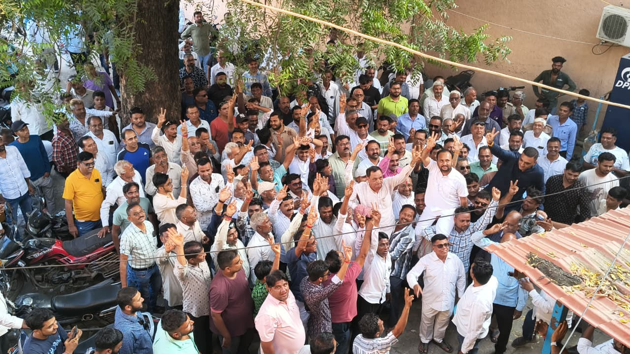 વડોદરા જિલ્લામાં ભાજપના જ બે જૂથ વચ્ચે જંગઃ  પાદરા APMCમાં ધારાસભ્ય પ્રેરિત ભાજપની પેનલનો સફાયો 2 - image